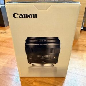 Canon EF 85mm f/1.8 USM Lens - Black and White